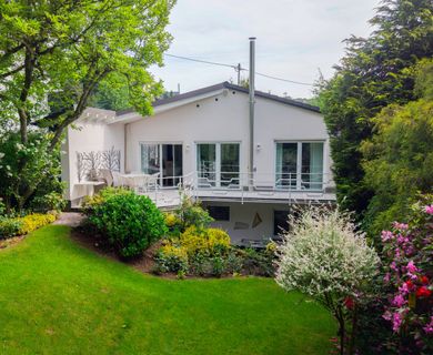 Großzügiges Einfamilienhaus mit Einliegerwohnung und parkähnlichem Garten in Kirchen