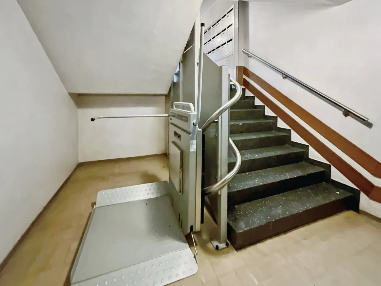 Lift vom Kellergeschoss bis Aufzug