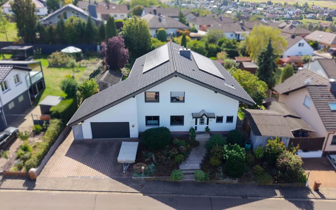 Saniertes und freistehendes Einfamilienhaus auf großem Grundstück in herrlicher Lage bei Limburg!