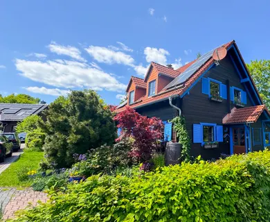Ländliche Ruhe, stadtnah genießen. Schickes Blockhaus mit Garten in Feldrandlage!