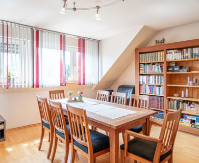 Haus‑in‑Haus‑Charakter: stilvolle 5‑Zimmer‑Maisonette mit Balkon und viel Raum zur freien Entfaltung - Photo 2