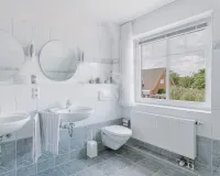 Helles Badezimmer