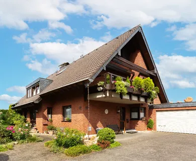 NEU: Einfamilienhaus mit Einliegerwohnung und Doppelgarage auf traumhaftem Grundstück