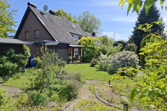 Hier ist Platz für die ganze Familie: Wohnhaus mit Einliegerwohnung und Bauland in 41379 Brüggen