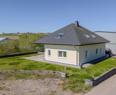 Neuwertiger Walmdachbungalow mit ELW (vermietet) &
sep. Gewerbehalle!