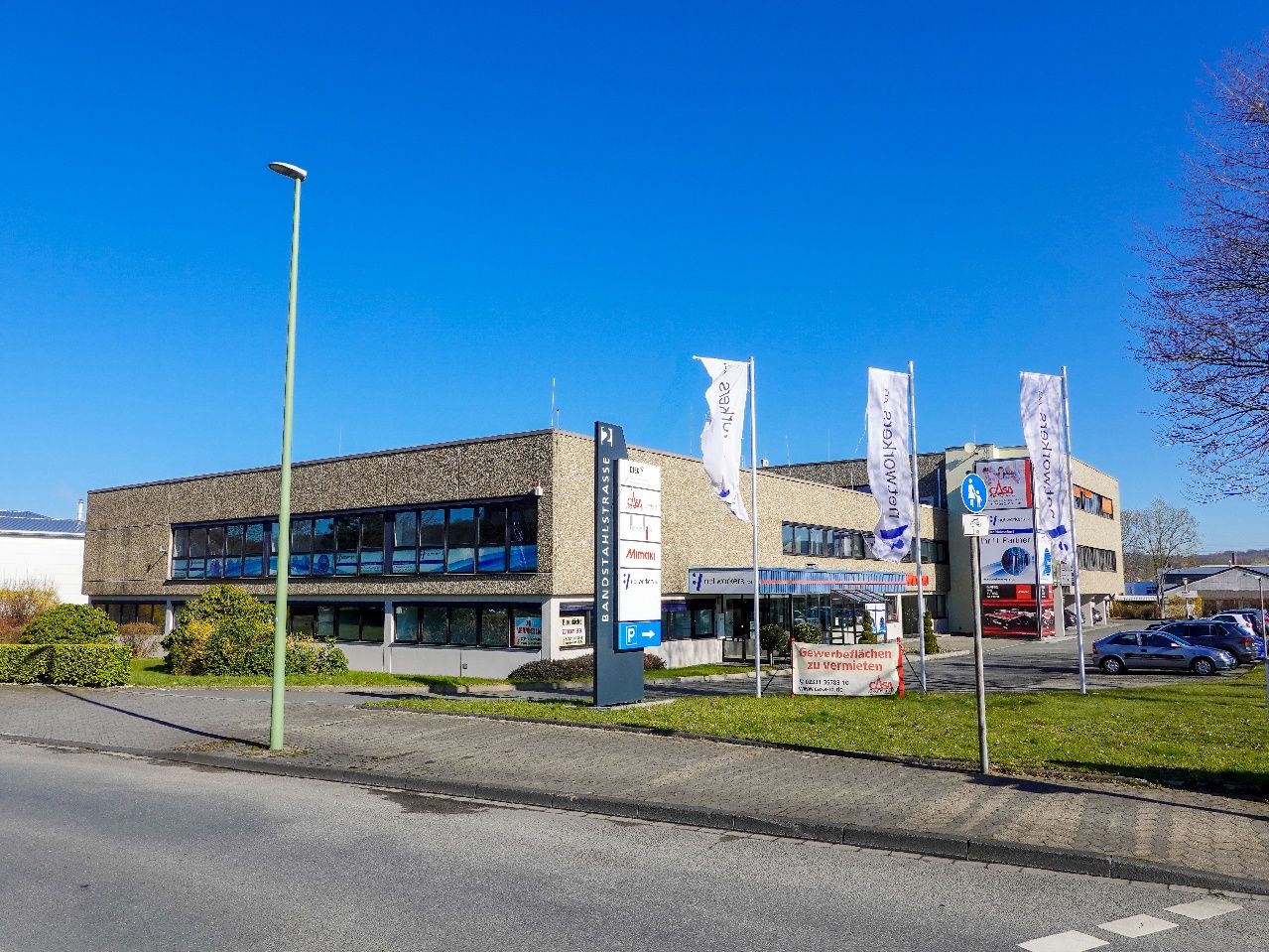 Zufahrt zum Bürohaus in guter Sichtlage