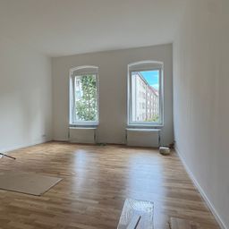 Berfristete, frisch sanierte 2-Raumwohnung mit Einbauküche und Wannenbad !