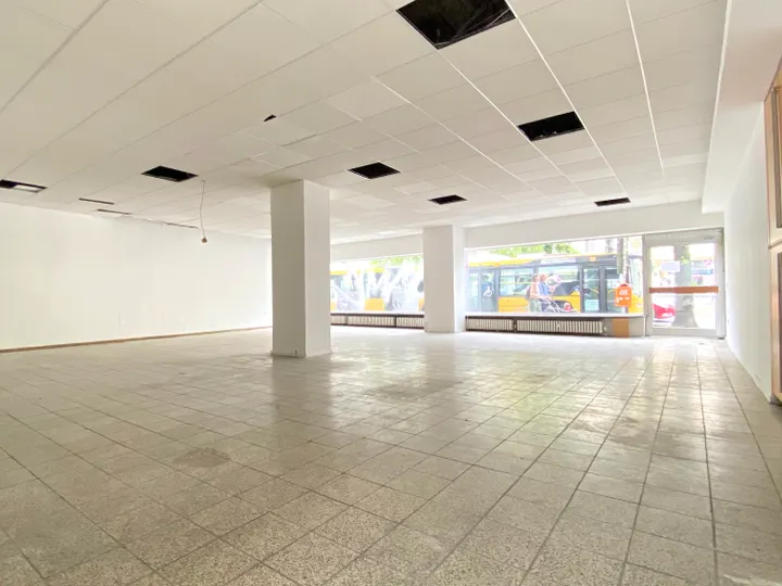Vielseitig Nutzbares Gewerbe mir großzügiger Schaufensterfront !