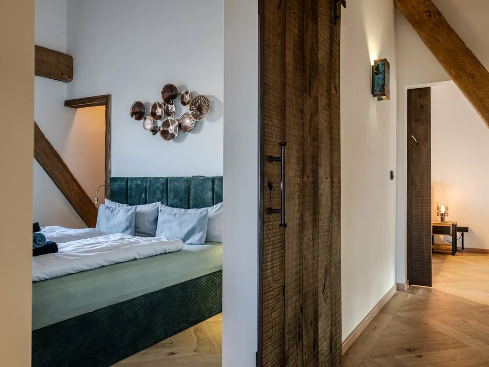 4. Schlafzimmer und Flur.