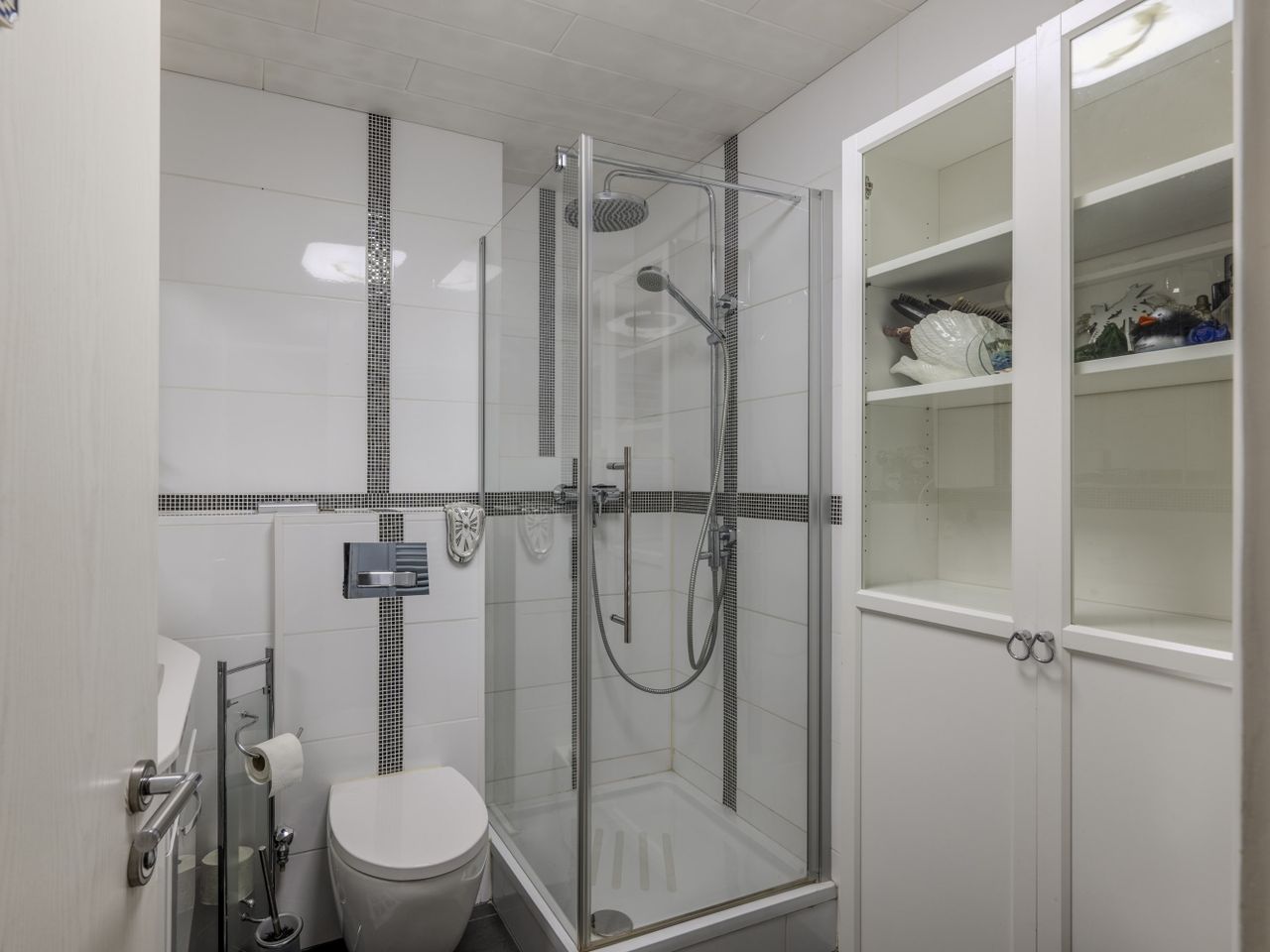 Badezimmer innenliegen mit Dusche, WC, Waschbecken