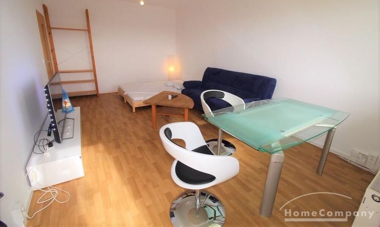 Wohnzimmer mit Schlafcouch + TV