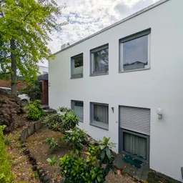 Geräumiges Einfamilienhaus in Split-Level-Bauweise mit Garage und großem Garten (Erbbaurecht)