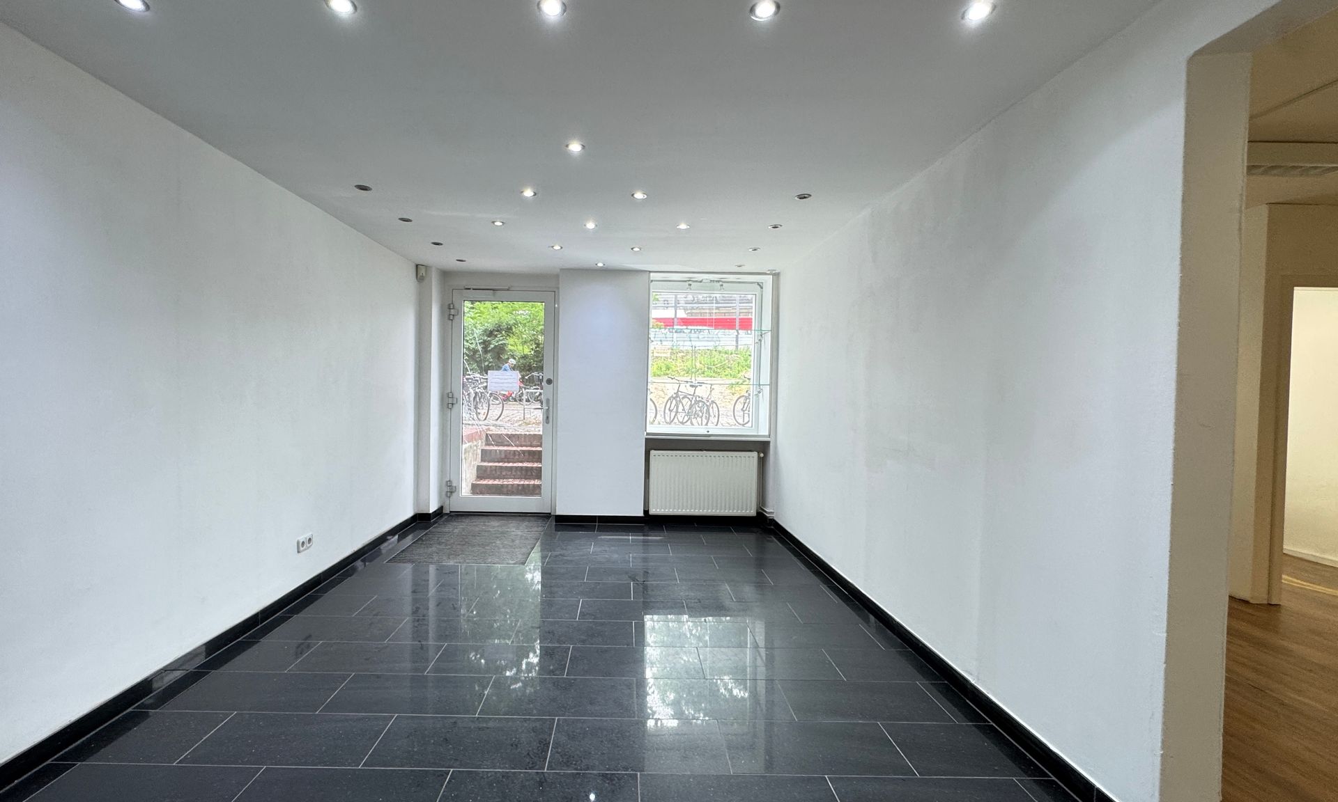 Kompaktes Gewerbe im Souterrain mit Schaufenstern !