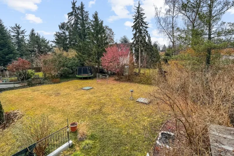 Blick vom Balkon in den Garten