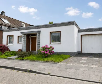NEU: Sanierungsbedürftiger Bungalow als möglicher Altersruhesitz mit Garage