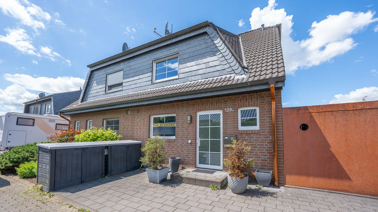 Wohlfühloase für die Familie: Zentrumsnahes Raumwunder mit Wintergarten und flexiblem Extra-Wohnraum