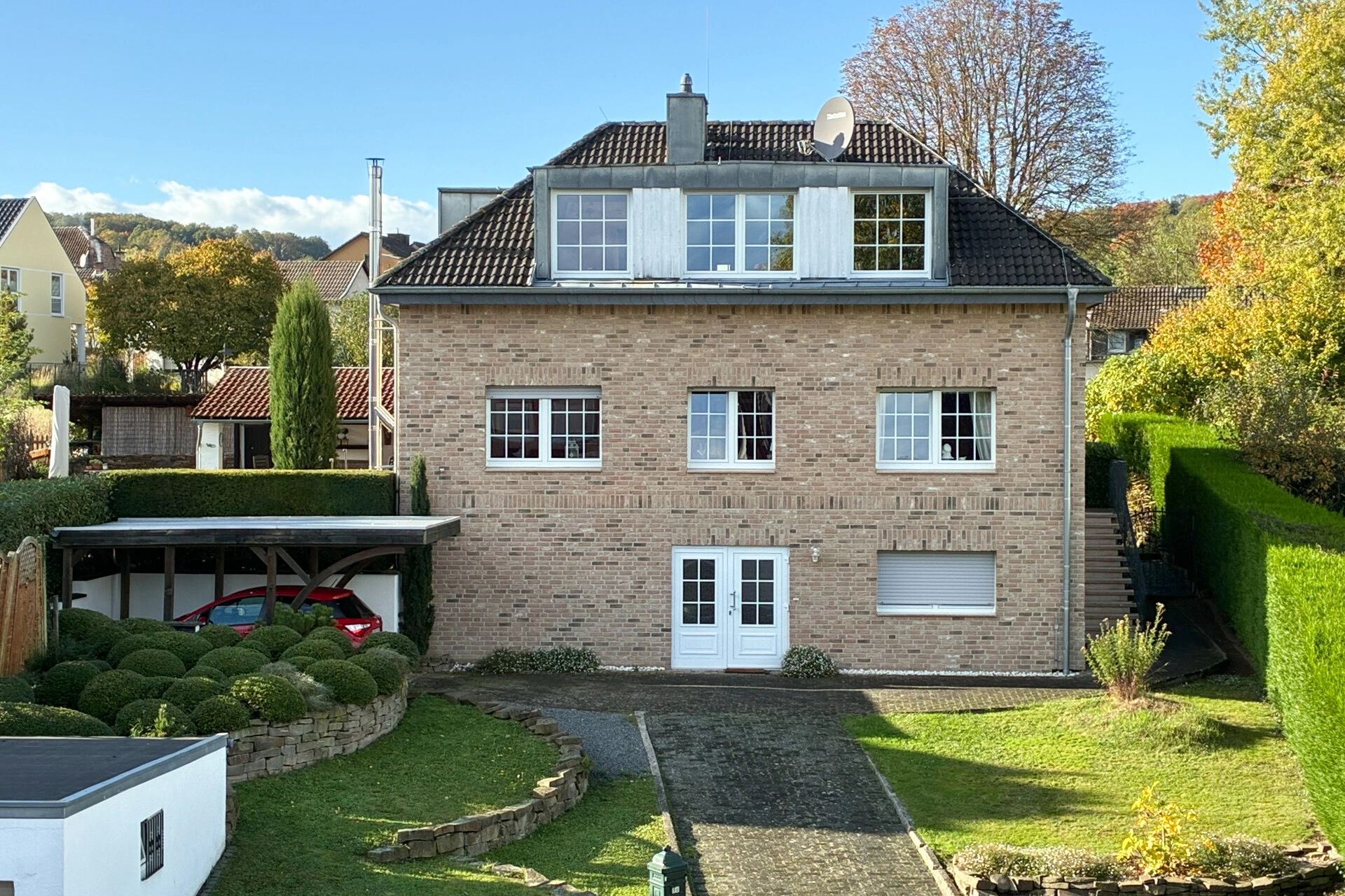 Klassisches Klinkerhaus mit gepflegtem Garten – Ihr Immobilienmakler in Siegburg für charmante Einfamilienhäuser