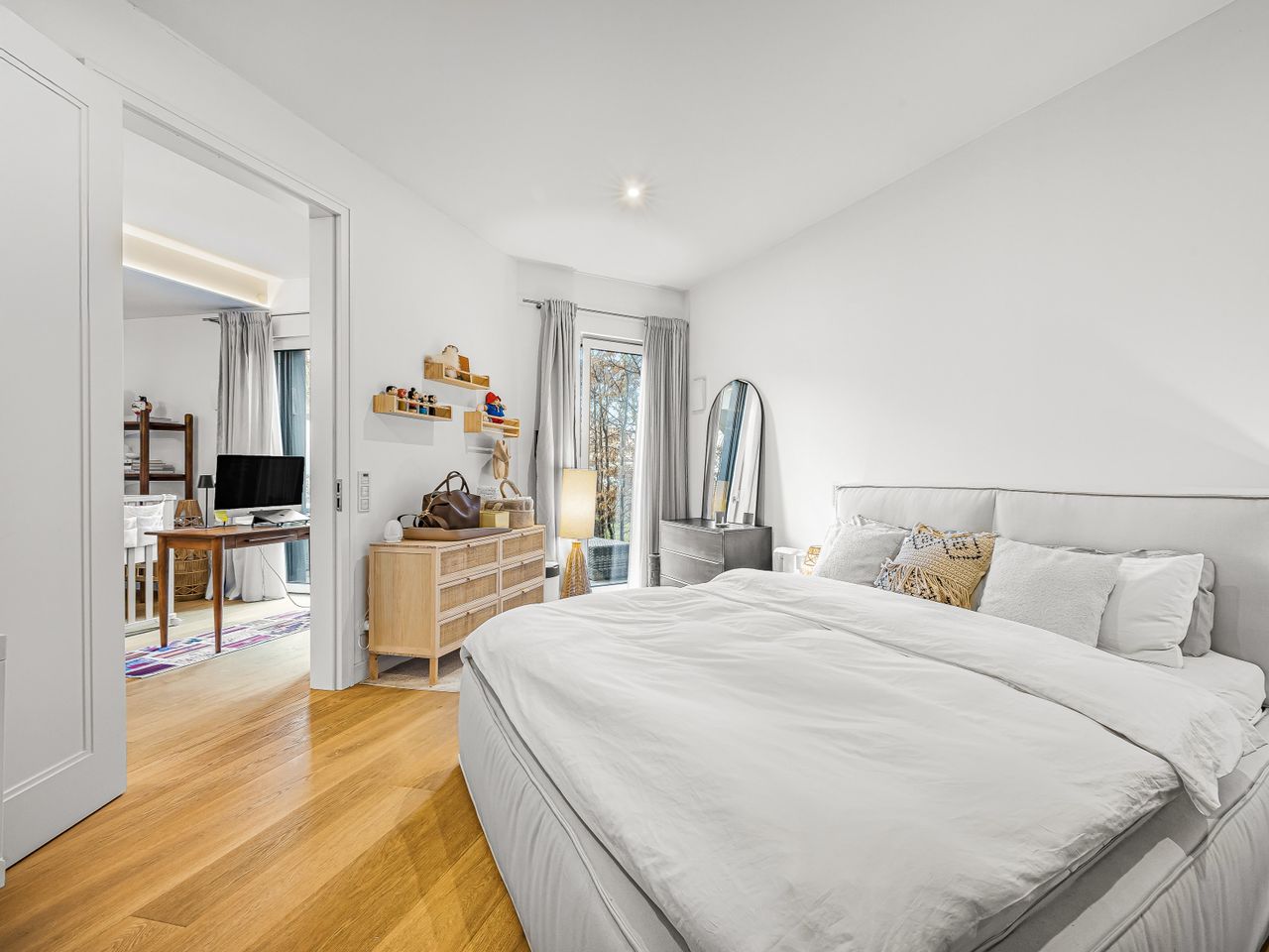 Schlafzimmer mit Blick in den Garten