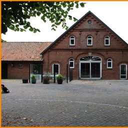 Resthof mit großem Wohnhaus, Stallgebäude und Reitplatz