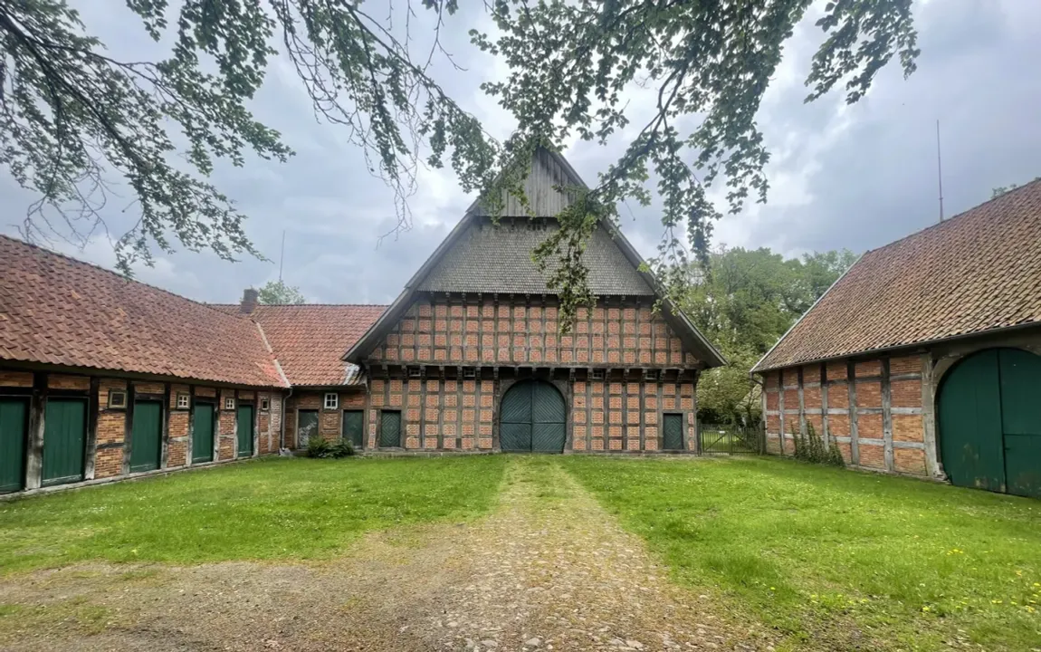 85 ha Fachwerkhof / Gutshof mit Eigenjagd