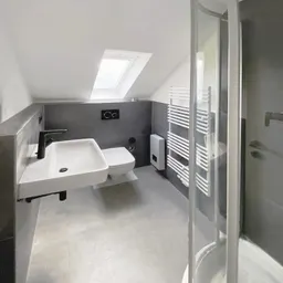 Top gepflegte DG-Wohnung mit modernem Bad und Cabriofenster
