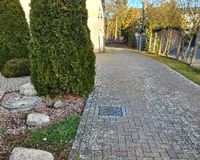 gepflasterte Wege auf dem Grundstück