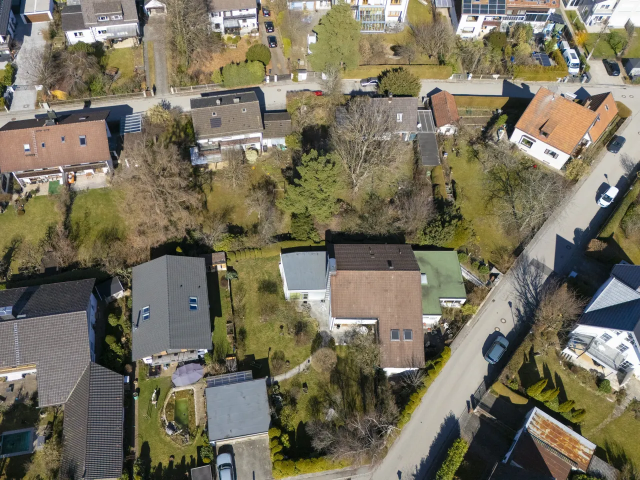 Blick auf Haus (oben Mitte) und umgebende Bebauung