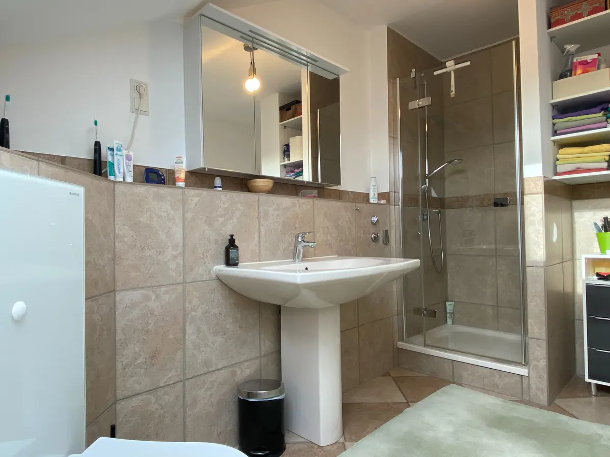 Tageslichtbad mit Wanne und Dusche