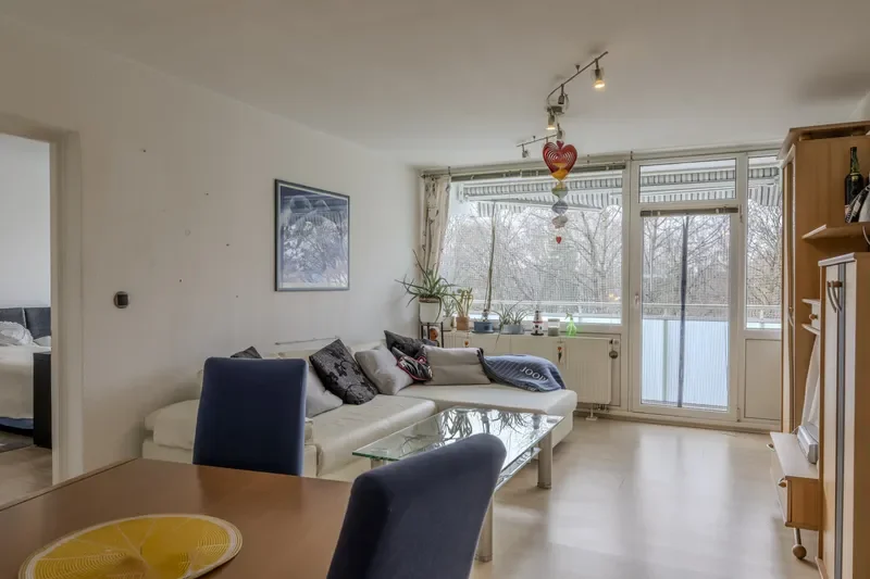 Wohnzimmer mit Loggia-Zugang