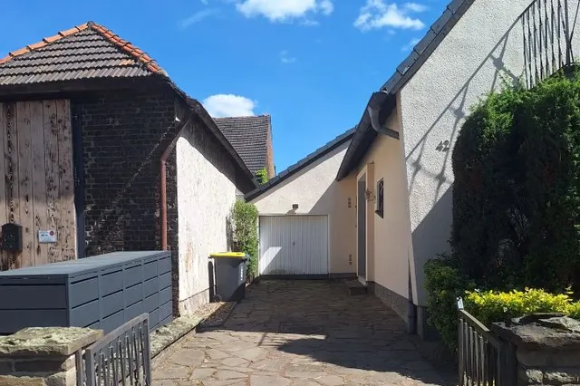 Einfahrt / Garage