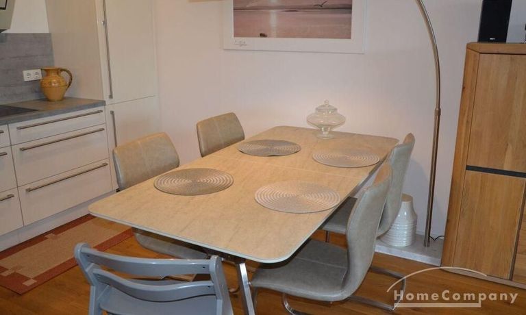 Esstisch im gro&szlig;en Wohnraum