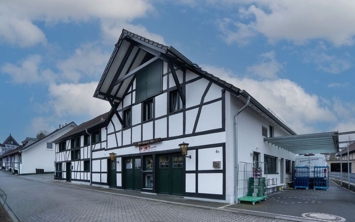 Vollausgestattete Cateringküche – Einziehen, einschalten, starten