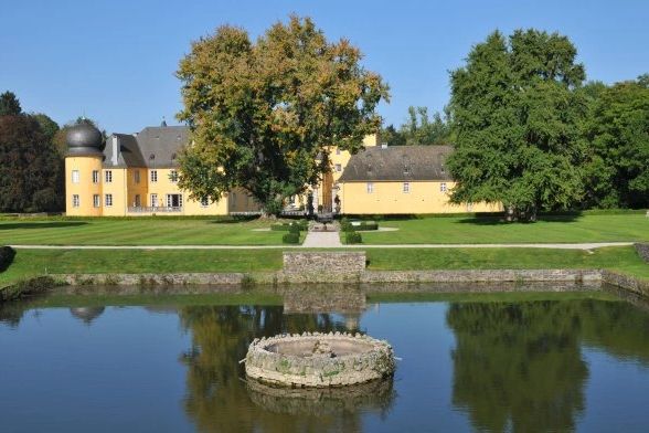 Burg Gudenau in Wachtberg mit Wassergraben und Parkanlage