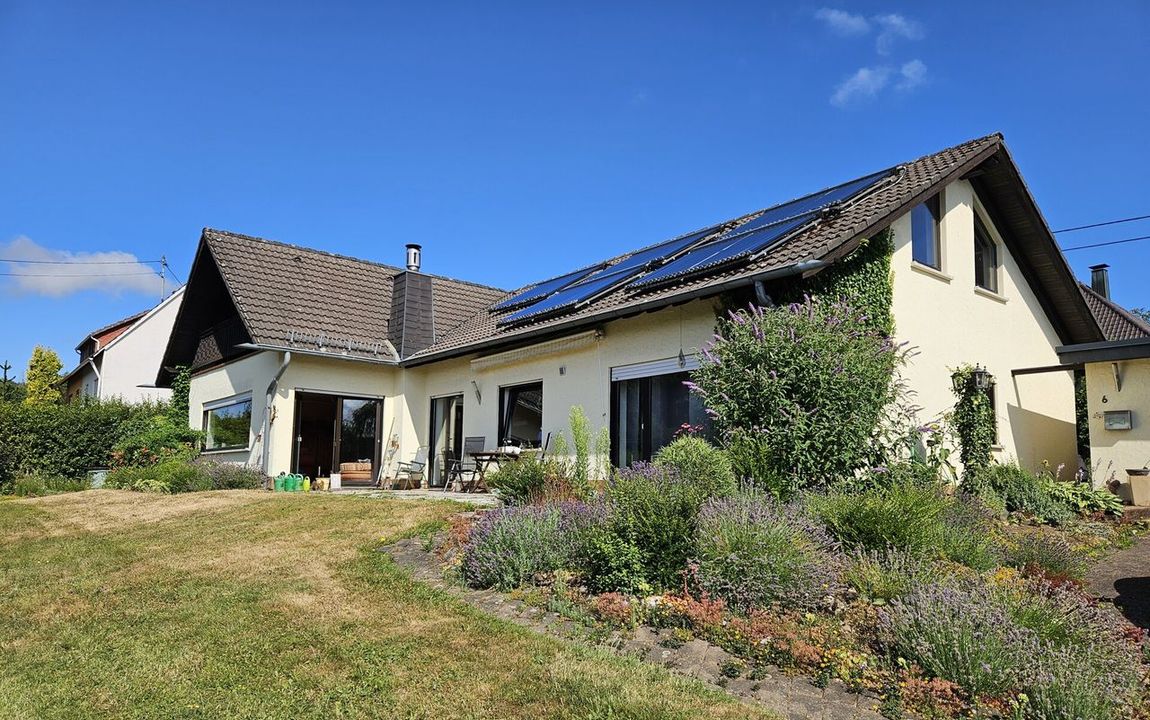 Charmantes Einfamilienhaus mit Doppelgarage, Balkon, Terrasse & großzügigem Garten in ruhiger Lage!