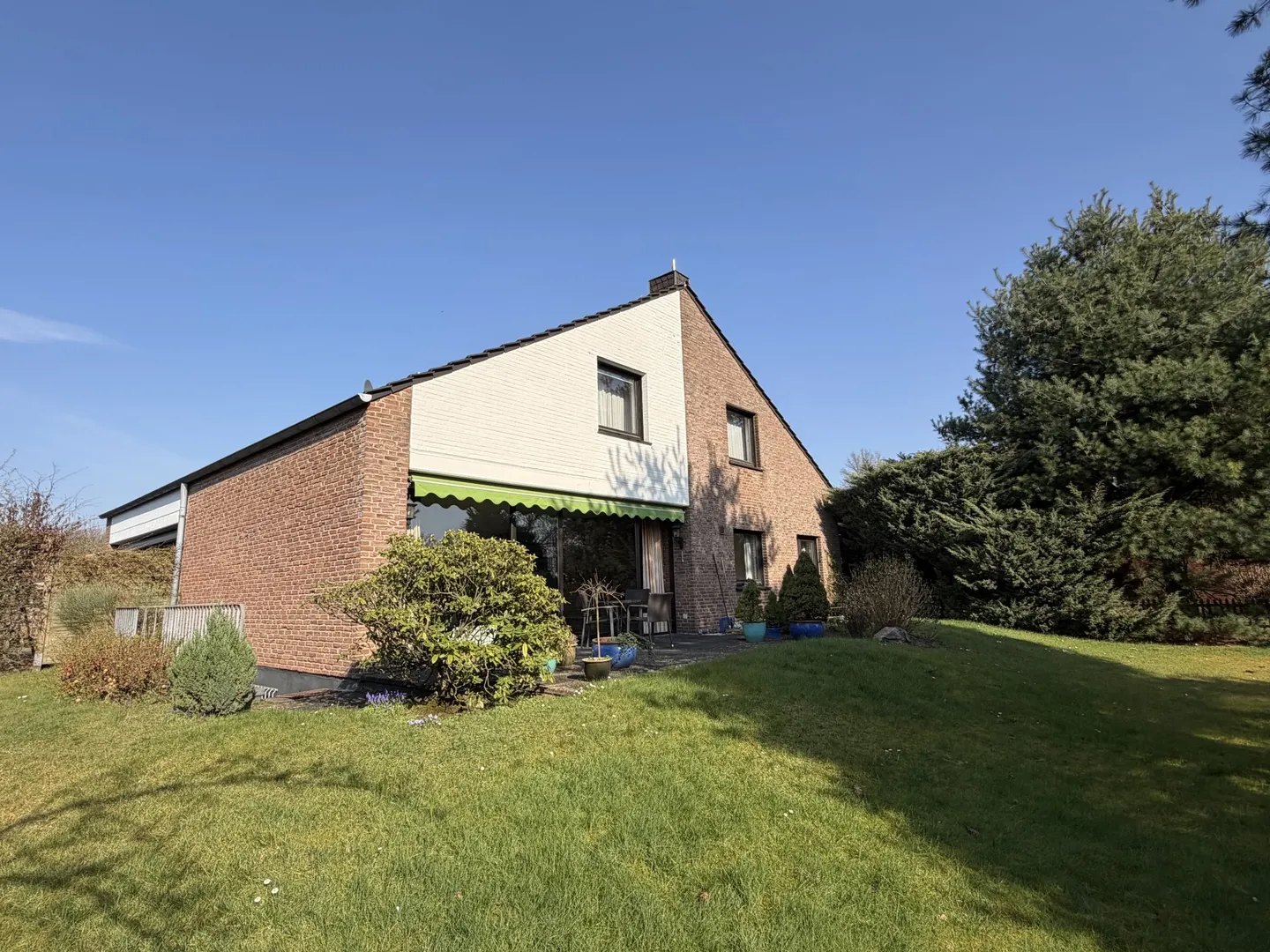 Gemütliches Doppelhaus mit Garage in Sackgassenwohnlage von Flüren