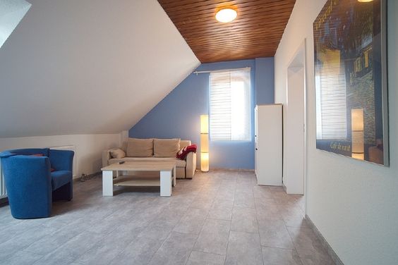 Helle Dachgeschosswohnung, neu ausgestattet, gute Parksituation, Straßenbahn nur 100 Meter entfernt