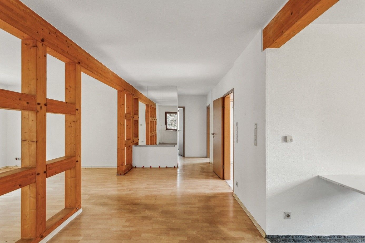 Unmöbliertes Wohnzimmer vor dem Home Staging – Immobilien Siegburg