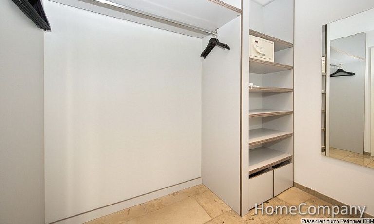 Begehbarer Kleiderschrank