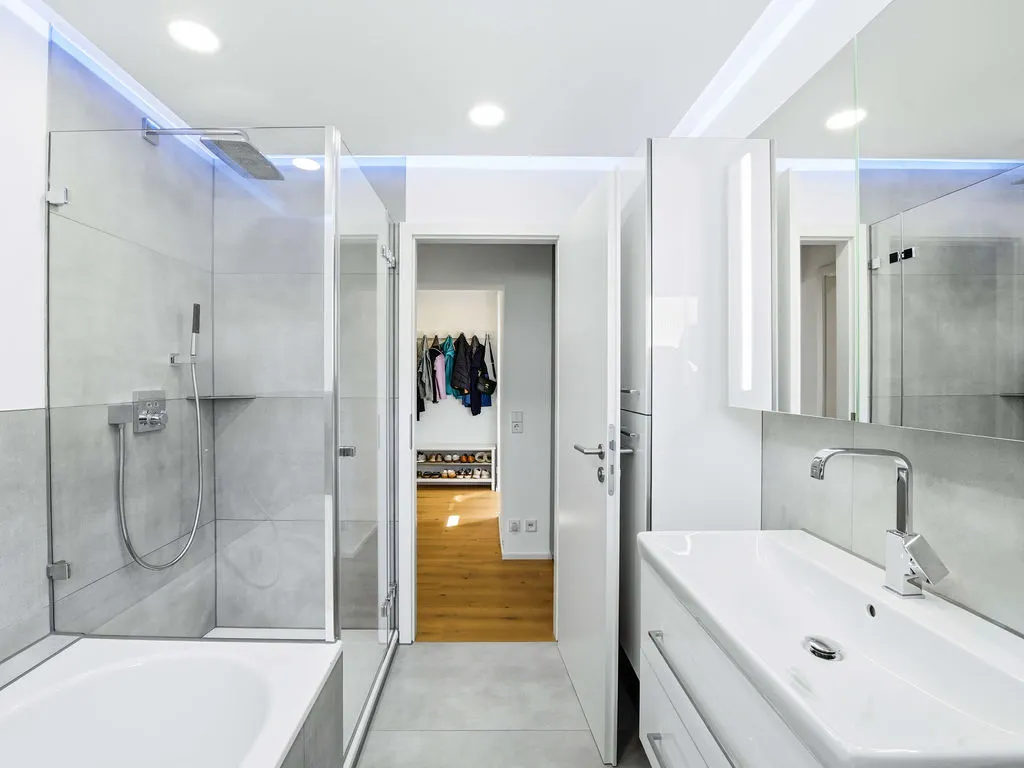 modernes Tageslichtbad (Villeroy & Boch, Hans Grohe, Bette)