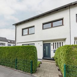 Raumwunder mit Gartentraum: Reihenendhaus mit Sonnengarten und Garage