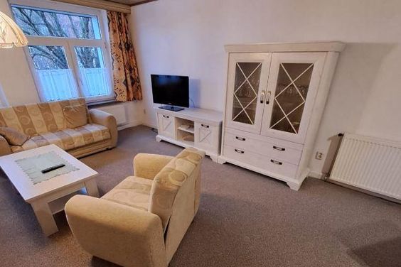 Wohnung im DG eines Mehrfamilienhauses, großes Wohnzimmer mit TV,