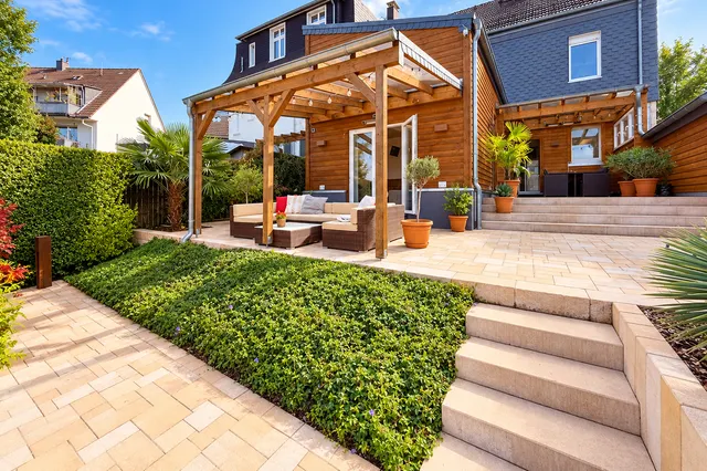 Überdachte Terrassen an der Gartenbar und an Küche und Wohnraum