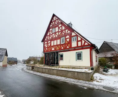 Sanierungsbedürftiges Einfamilienhaus in schöner Ortslage nahe Rennerod!