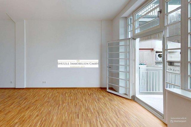 Wohnzimmer mit Zugang zum Balkon