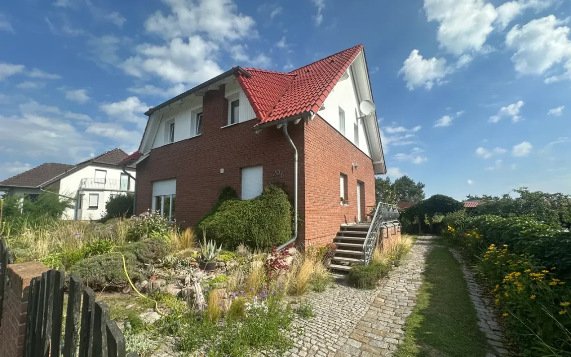 „bezauberndes Haus in Topzustand “ mit Erker, Klinker,Kamin,Solar,Keller, Garage und Blumengarten !!!