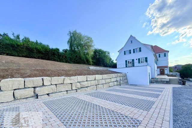 Stellplatzbereich mit Natursteinmauer