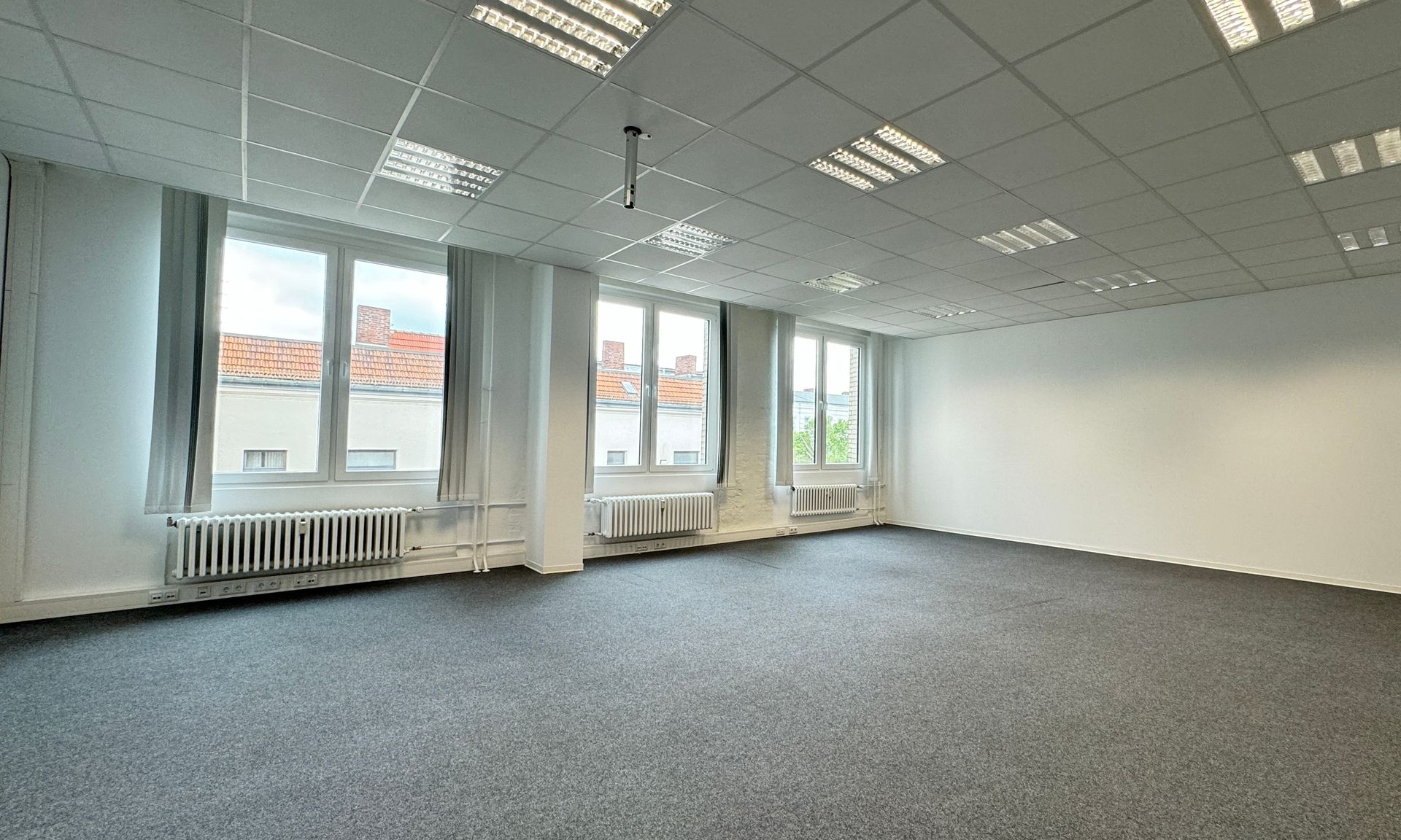 Einzelbüros zur Vermietung in gepflegtem Bürogebäude !