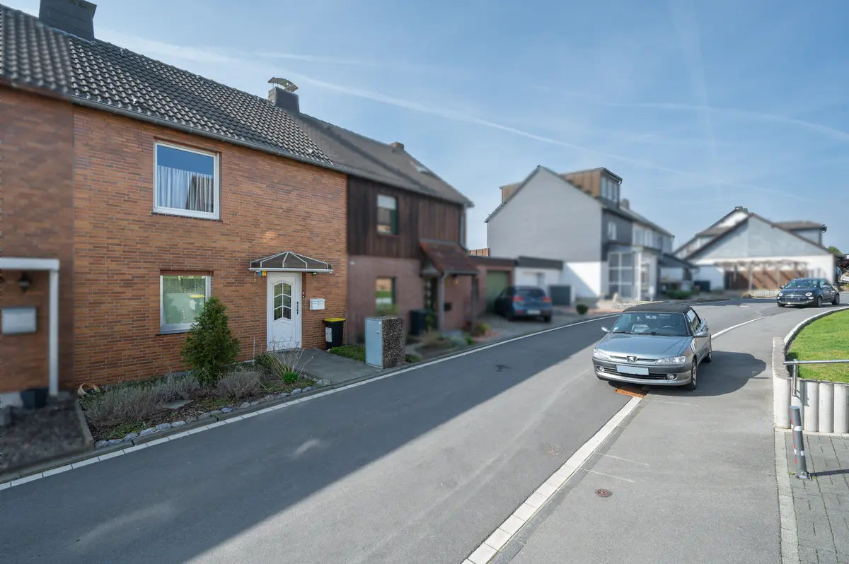 Vorderansicht Haus und Straße 