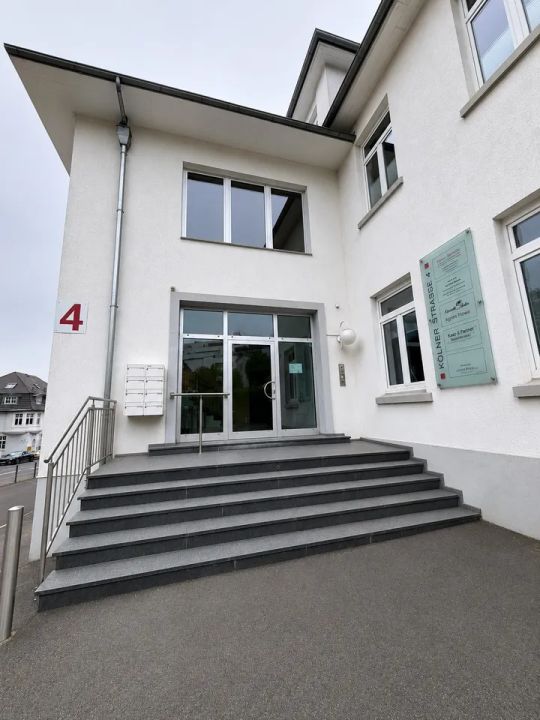 Top-Lage in Bensberg: Moderne Gewerbeeinheit mit eigenen Stellplätzen