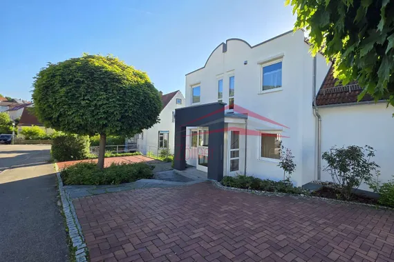 Neuwertige 4 Zimmerwohnung in einem kleinen 3-Familienhaus in Oberkochen